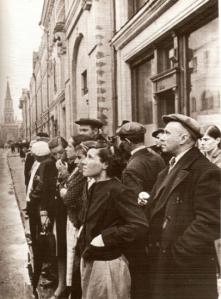 Bürger in Moskau hören am 22. Juni 1941 die Nachrichten über den deutschen Angriff