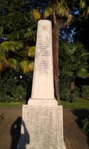 Ein Denkmal für den Kampf der Partisanen in Novigrad. Die Inschrift ist italienisch. 