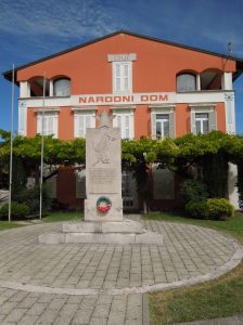 Das Denkmal für die Partisanen in Buzet / Istrien. Unverkennbar trägt die Frau ebenfalls eine Waffe und sucht nicht nur Schutz hinter dem tapferen männlichen Kämpfer.