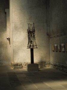 Von Triest wurden viele Juden nach Auschwitz deportiert. Den Bezug stellt die in der Risiera aufgestellte Skulptur des Künstlers Marcello Mascherini her.